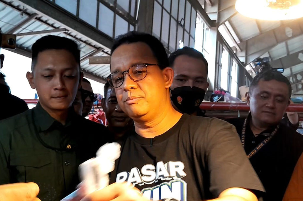 Salah satu keluhan terbanyak yang ditangkap Anies, yakni kesulitan permodalan yang menghantui para pedagang. Ironinya, para pedagang menjeritkan bahwa, untuk mendapatkan modal dagang, mereka terpaksa
mendapatkannya dari para rentenir tau pinjaman online (Pinjol) yang bunganya mencekik leher.