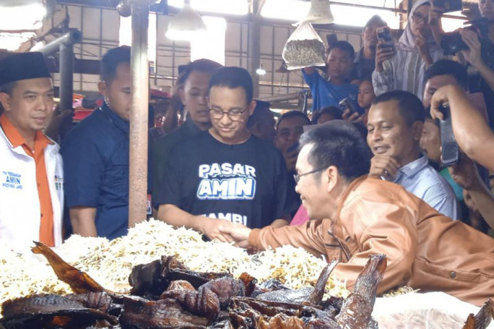 Calon Presiden nomor urut satu, Anies Baswedan menampung beragam keluhan dari ribuan pedagang dan warga saat blusukan ke Pasar Angso Duo, pasar tradisional tertua dan terbesar di Kota Jambi, Kamis, 14 Desember 2023.