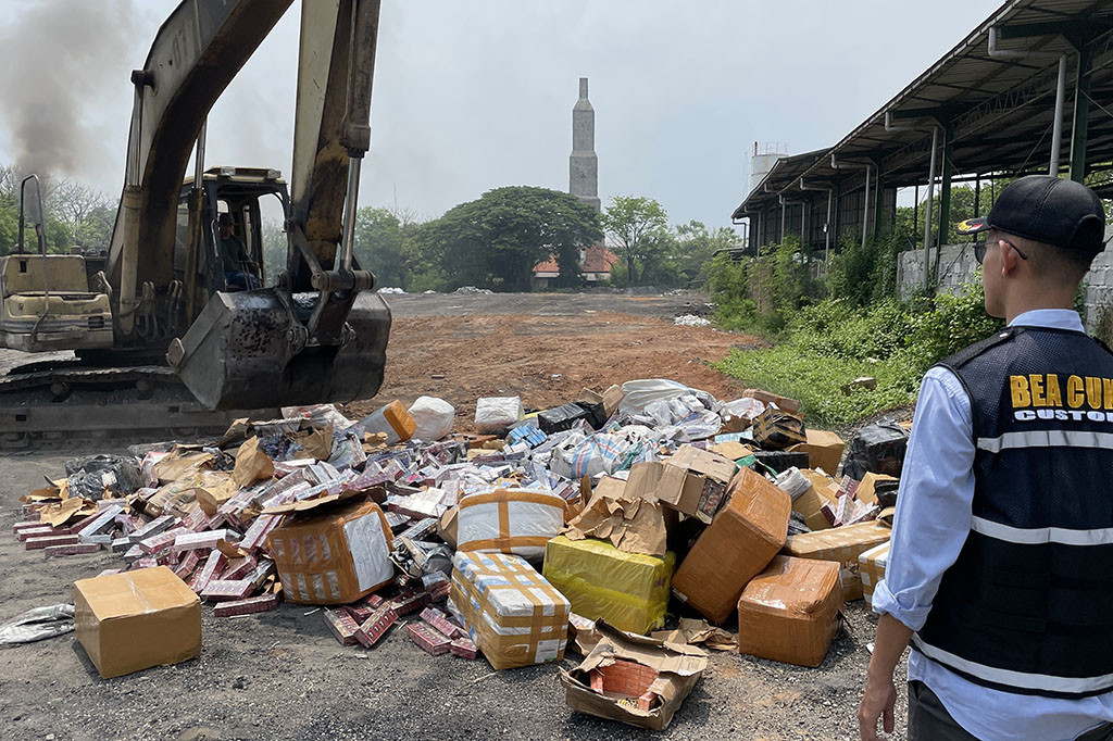 Bea Cukai Kantor Wilayah Jatim I memusnahkan jutaan batang rokok dan ribuan liter minuman keras (miras) ilegal senilai  Rp12,2 miliar.