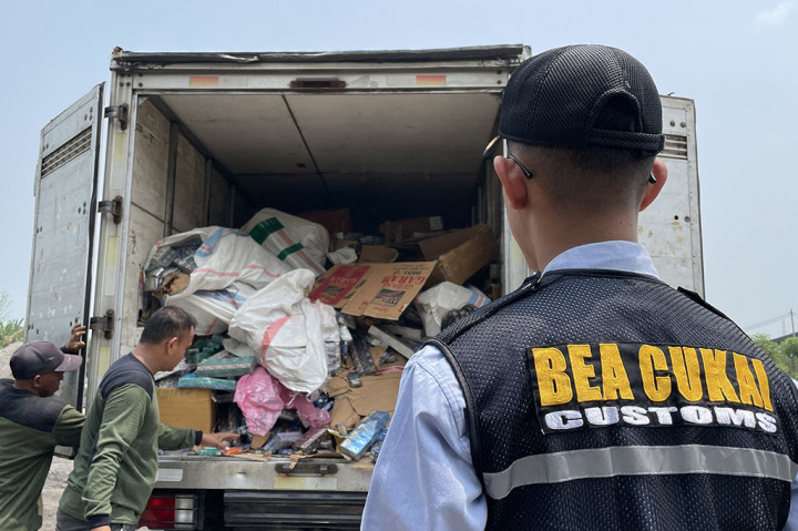 Pemusnahan barang kena cukai (BKC) yang dilakukan pada pekan pertama Desember ini adalah lanjutan pemusnahan BKC pada pekan ke empat November 2023 lalu. Selama dua pekan itu, total BKC ilegal yang dimusnahkan sebanyak 9,29 ribu liter miras dan 9,38 juta batang rokok. Nilai barang keseluruhan adalah Rp12,2 miliar dengan potensi cukai dari BKC ilegal tersebut sebesar Rp7 miliar.