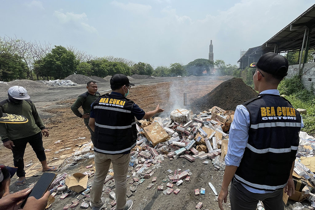 Proses pemusnahan rokok dilakukan dengan cara dibakar dalam tungku insinerator. Sementara pemusnahan minuman beralkohol dengan cara merusak kemasan menggunakan alat berat.