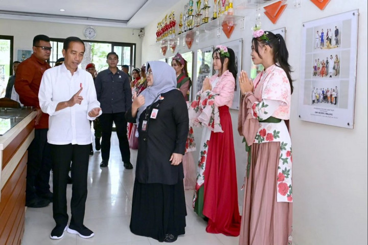Karena itu, setelah Presiden meninjau sejumlah ruang kelas, Presiden Jokowi pun menilai bahwa sekolah tersebut merupakan SMK terbaik yang pernah dikunjungi.