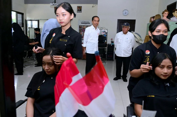 Presiden Joko Widodo mengapresiasi SMKN 3 Malang yang telah memiliki sejumlah fasilitas pendukung pembelajaran yang bagus. Hal tersebut disampaikan oleh Presiden dalam dialognya bersama para siswa di Lapangan Sekolah SMKN 3 Malang, Kota Malang, Provinsi Jawa Timur, pada Kamis, 14 Desember 2023.