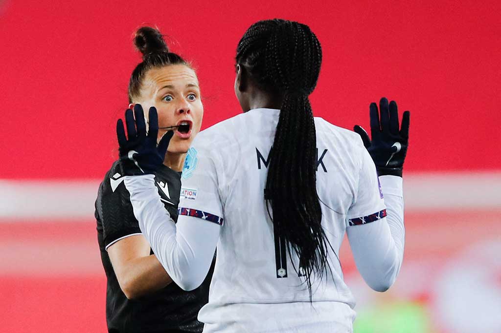Rebecca Welch akan menjadi wasit perempuan pertama yang memimpin pertandingan Liga Inggris. Dia ditunjuk untuk memimpin laga Fulham melawan Burnley pada 23 Desember mendatang.