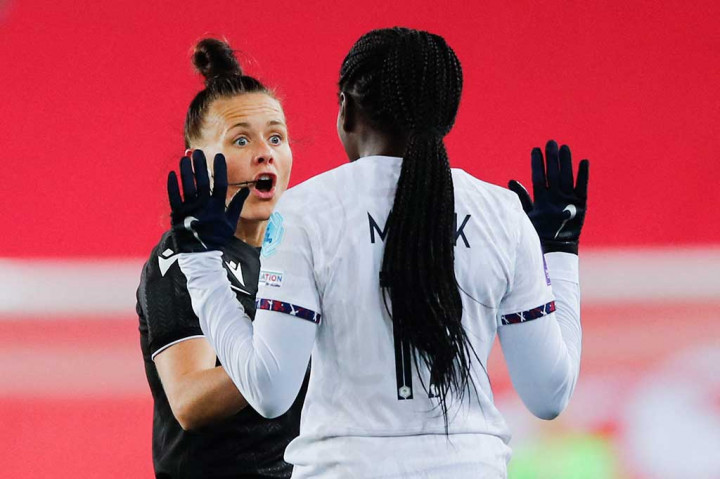 Rebecca Welch akan menjadi wasit perempuan pertama yang memimpin pertandingan Liga Inggris. Dia ditunjuk untuk memimpin laga Fulham melawan Burnley pada 23 Desember mendatang.