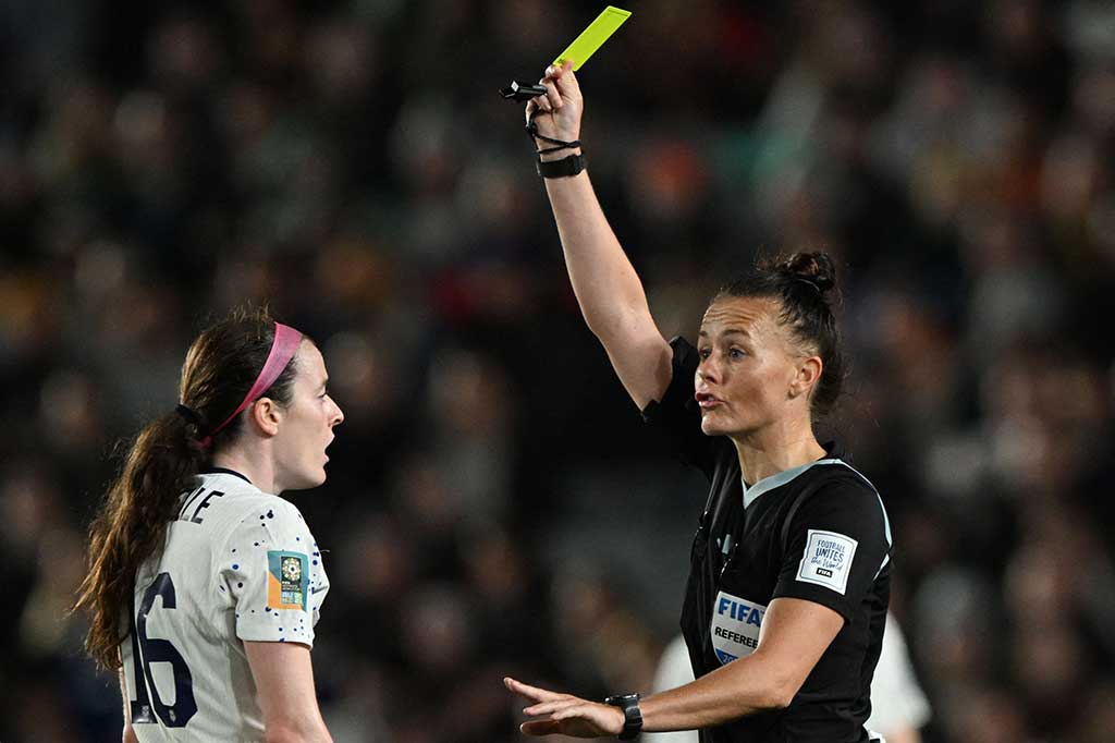 Welch memulai kariernya sebagai wasit pada 2010. Selain menjadi wasit, ia juga bekerja di National Health Service (NHS) Inggris, demikian dikutip dari AFP.