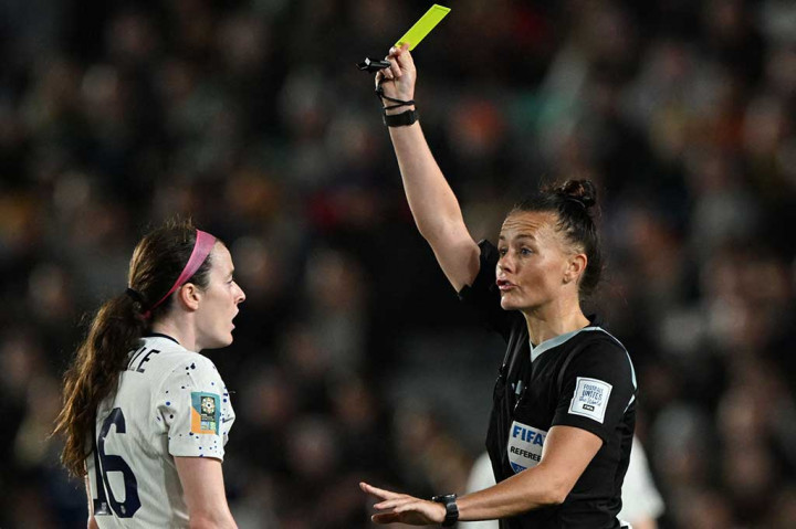 Welch memulai kariernya sebagai wasit pada 2010. Selain menjadi wasit, ia juga bekerja di National Health Service (NHS) Inggris, demikian dikutip dari AFP.