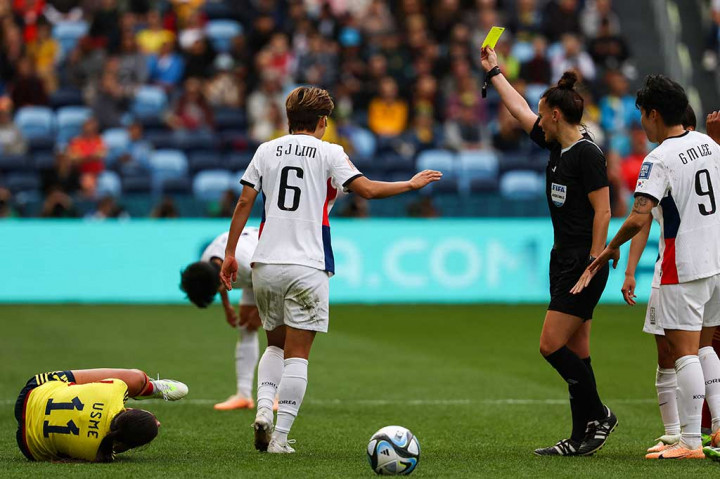 Pada 2021, ia menjadi perempuan pertama yang ditunjuk sebagai wasit untuk memimpin pertandingan di kompetisi strata keempat Inggris antara Harrogate dan Port Vale.