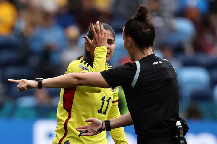 Welch juga menjadi wasit perempuan pertama yang memimpin pertandingan di Divisi Championship atau strata kedua dan putaran ketiga Piala FA.