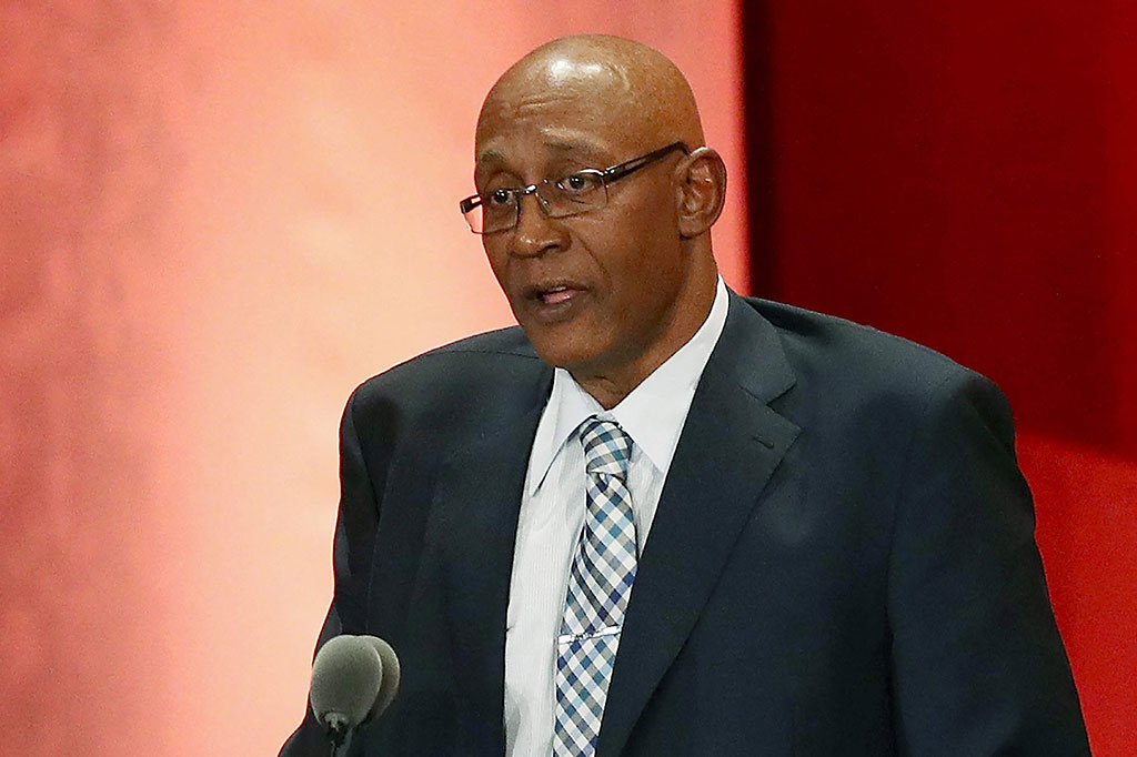 Pada Juli 1975, McGinnis menandatangani kontrak enam tahun dengan Philadelphia 76ers dari NBA. Dia terpilih dua kali dalam NBA All-Star dengan Sixers dan All-Star dengan Denver Nuggets pada 1979 setelah penggabungan NBA dan ABA.