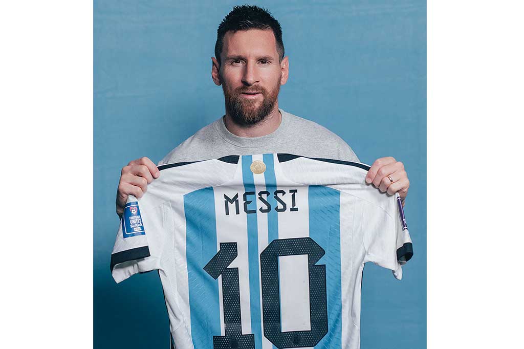 Kaus timnas Argentina ikonis berwarna biru muda dan putih itu pun dinilai memiliki nilai yang tinggi karena dikenakan Messi di pertandingan bersejarah pada Piala Dunia 2022.