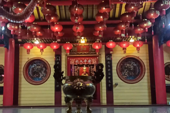 Toleransi antarumat beragama di Indonesia hingga saat ini terus terjaga. Gambaran tersebut terlihat salah-satunya di Kelenteng Hok Hoo Bio Wonosobo, Jawa Tengah.