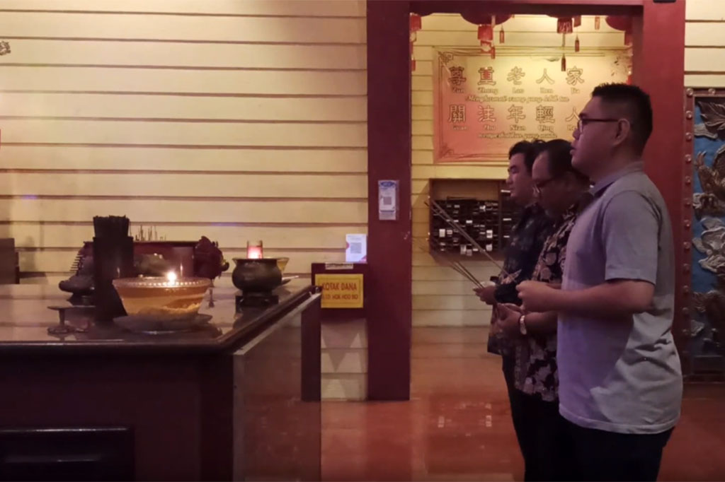 Ketiga umat beragama yang dapat beribadah di kelenteng ini adalah Konghucu dan Tao, serta Buddha. Bahkan mereka juga sering menggelar ibadah bersamaan.