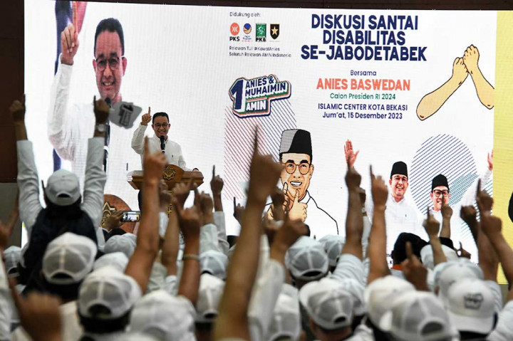  Capres nomor urut 1 Anies Baswedan menghadiri diskusi santai bersama penyandang disabilitas di Islamic Center Bekasi, Jawa Barat, Jumat, 15 Desember 2023. Kedatangan Anies disambut amat hangat para penyandang disabilitas, apalagi mantan Gubernur DKI Jakarta itu punya sejarah panjang hubungan dengan para disabilitas yang baik.