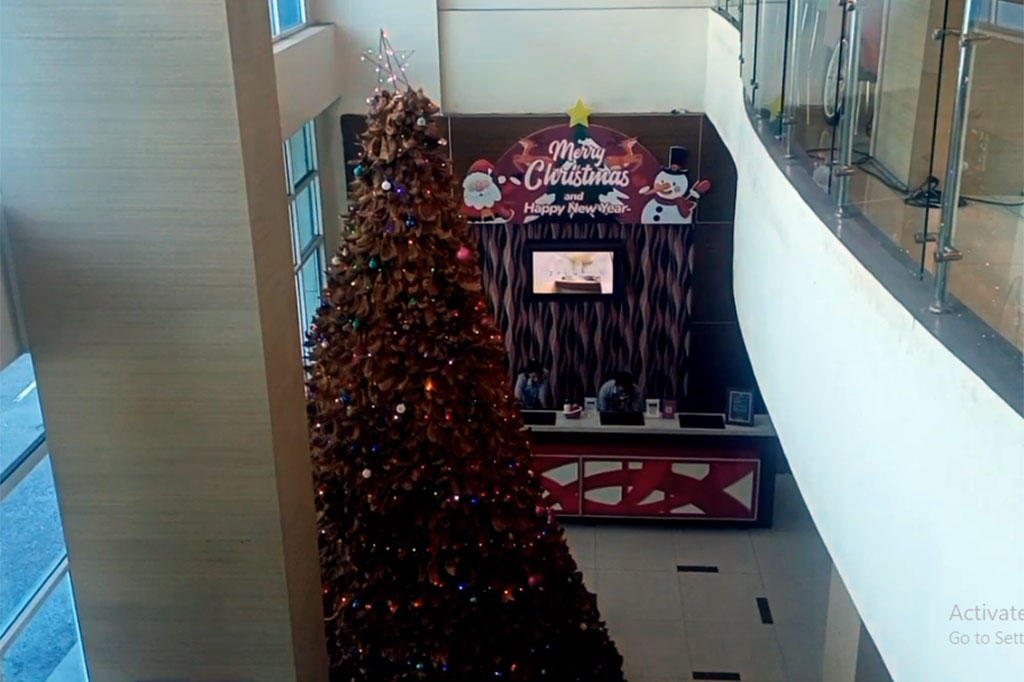 Untuk memeriahkan perayaan Natal 2023, Favehotel Solo (Manahan Solo dan Solo Baru) berkreasi dengan membuat pohon natal yang berbahan dasar sabut kelapa.