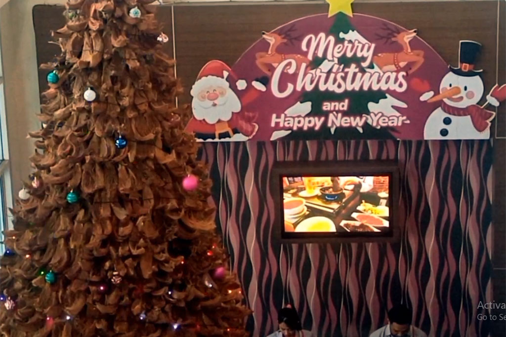 Dalam pembuatan pohon natal setinggi enam meter dan lebar tiga meter tersebut menghabiskan sebanyak 500 kg sabut kelapa dan memakan waktu selama tiga hari.