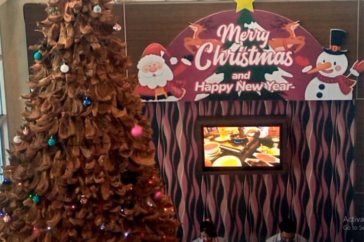 Dalam pembuatan pohon natal setinggi enam meter dan lebar tiga meter tersebut menghabiskan sebanyak 500 kg sabut kelapa dan memakan waktu selama tiga hari.