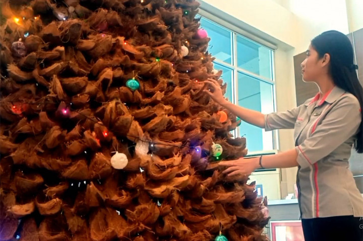 “Filosofi pemilihan bahan alami ini adalah kami ingin Favehotel Solo bisa bermanfaat bagi sesama, sama halnya dengan pohon kelapa yang dari akar hingga daunnya bermanfaat semua,