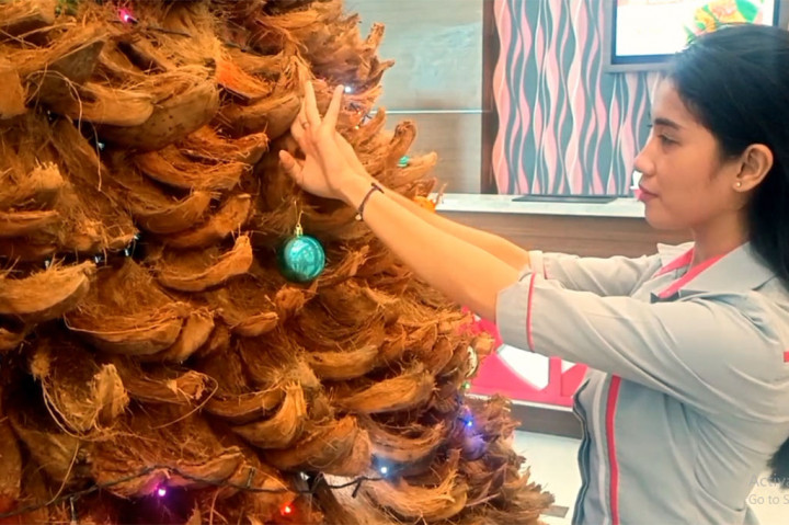 Pohon natal unik ini diletakkan di lobby Favehotel solo selama satu bulan, selain untuk menghias area lobby, juga dapat digunakan sebagai salah satu spot foto bagi pengunjung. 