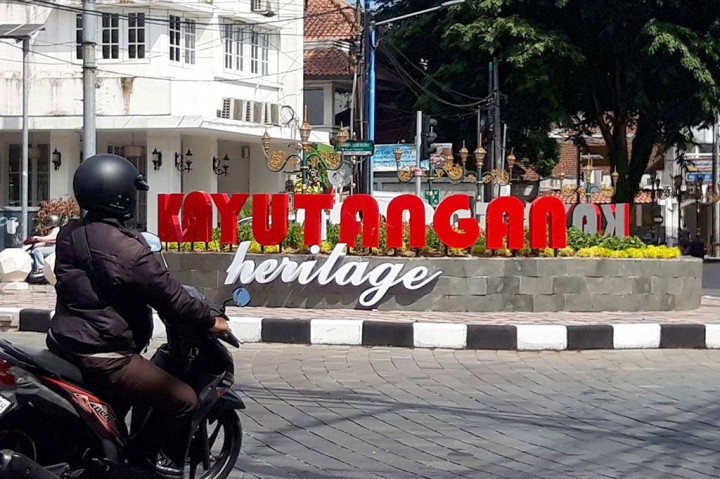 Kayutangan Heritage, Kota Malang, Jawa Timur, kini hadir sekaligus menjadi perhatian publik. Pariwisata berbasis kampung ini memiliki daya tarik mendunia sebagai penyedot wisatawan nusantara dan mancanegara.