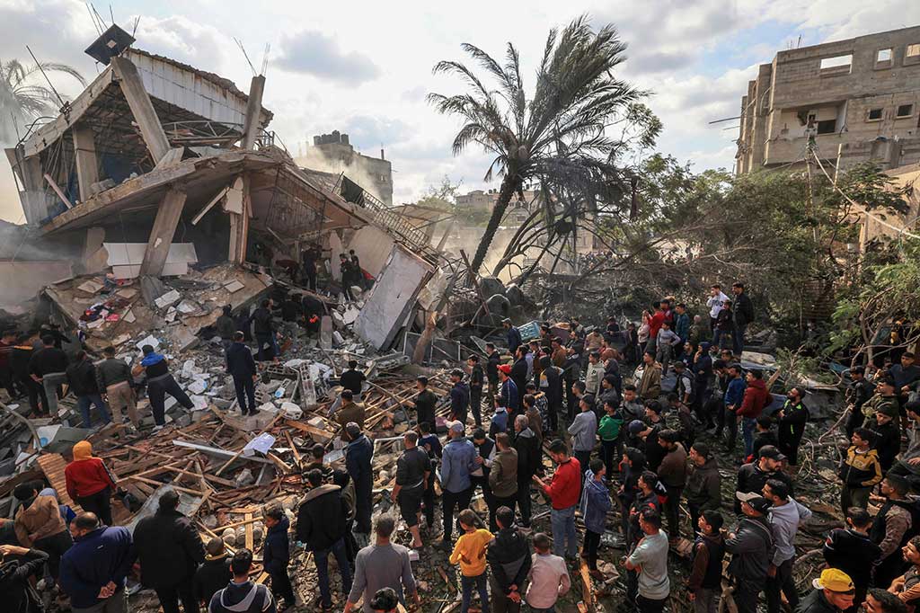 Israel kembali meneruskan serangan udara ke Kota Khan Yunis dan Rafah di Jalur Gaza, Jumat, 15 Desember 2023, meski tekanan internasional untuk jeda menguat. Amerika Serikat pun menyatakan keberatan jika Israel kemudian menduduki Gaza dalam jangka panjang.