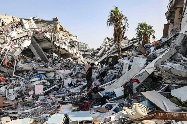 Serangan itu membuat banyak bangunan di Rafah hancur. Warga berusaha mencari korban selamat di dalam bangunan dengan alat seadanya. “Israel menembakkan tiga rudal ke kawasan ini, padahal di sini hanya ada warga sipil, perempuan, dan anak-anak,” kata seorang warga bernama Abu Omar.