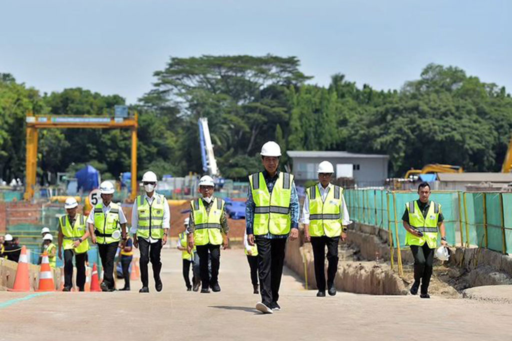 “Ini pekerjaan yang tidak mudah karena harus bekerja di dalam keramaian Jakarta juga yang di bawah waktu membuat tunnel terowongannya juga bukan sesuatu yang gampang, tapi progresnya sudah di atas target,” jelasnya.