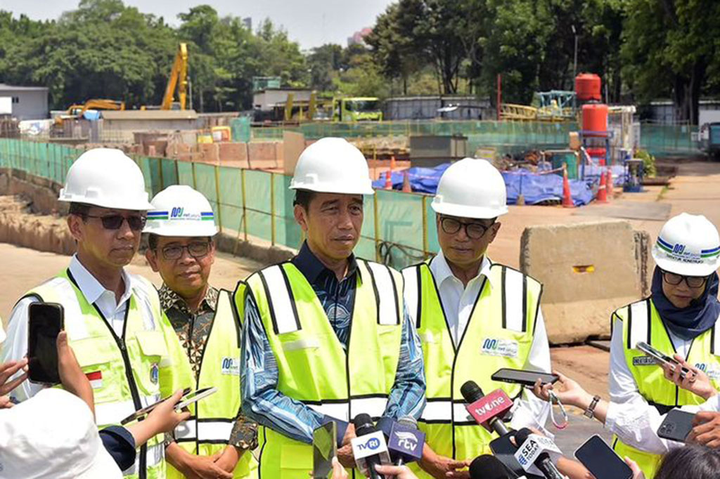 Saat meninjau proyek MRT tersebut, Presiden Jokowi juga melihat terowongan dari Monas menuju Bundaran Hotel Indonesia (HI). Setelah fase 2A rampung, berikutnya proyek akan dilanjutkan dengan fase 2B dari Kota menuju Ancol. “Tinggal nanti diteruskan ke yang fase 2B dari Kota ke Ancol,” imbuhnya.
