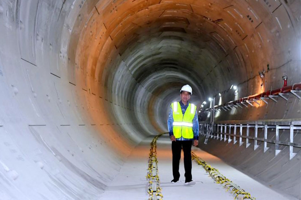 Presiden Joko Widodo meninjau langsung progres pembangunan Moda Raya Terpadu (MRT) Jakarta fase 2A di Stasiun MRT Monas, Jakarta, pada Jumat, 15 Desember 2023. 