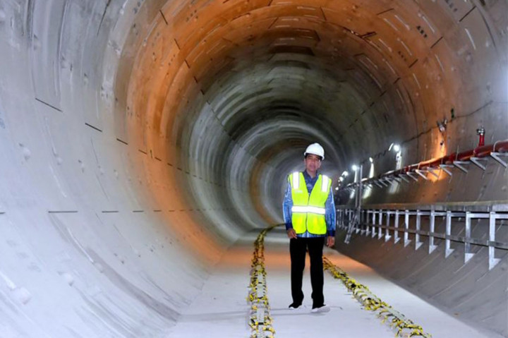 Presiden Joko Widodo meninjau langsung progres pembangunan Moda Raya Terpadu (MRT) Jakarta fase 2A di Stasiun MRT Monas, Jakarta, pada Jumat, 15 Desember 2023. 