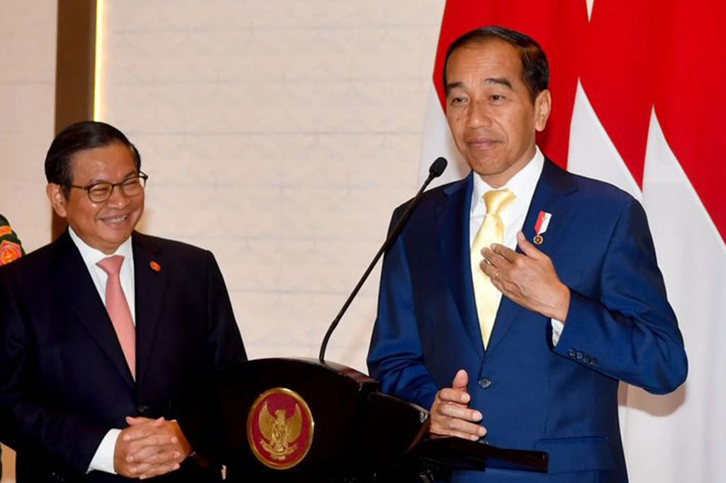 Mendengar pertanyaan itu Presiden tampak memegangi dasinya, kemudian berseloroh kepada wartawan. 