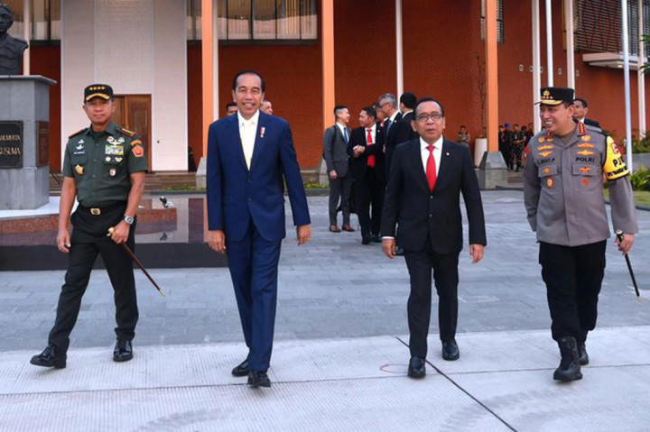 Menteri Sekretaris Negara (Mensesneg) Pratikno menjelaskan alasan Presiden Joko Widodo mengenakan dasi warna kuning saat bertolak ke Jepang.