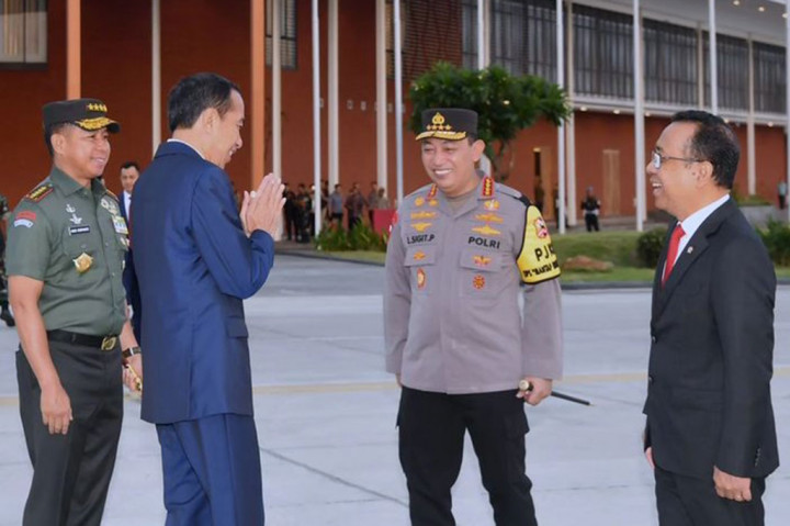 Mensesneg mengaku mendapat cerita dari Presiden Joko Widodo yang kesulitan mencari dasi, hingga mengenakan dasi berwarna kuning itu.