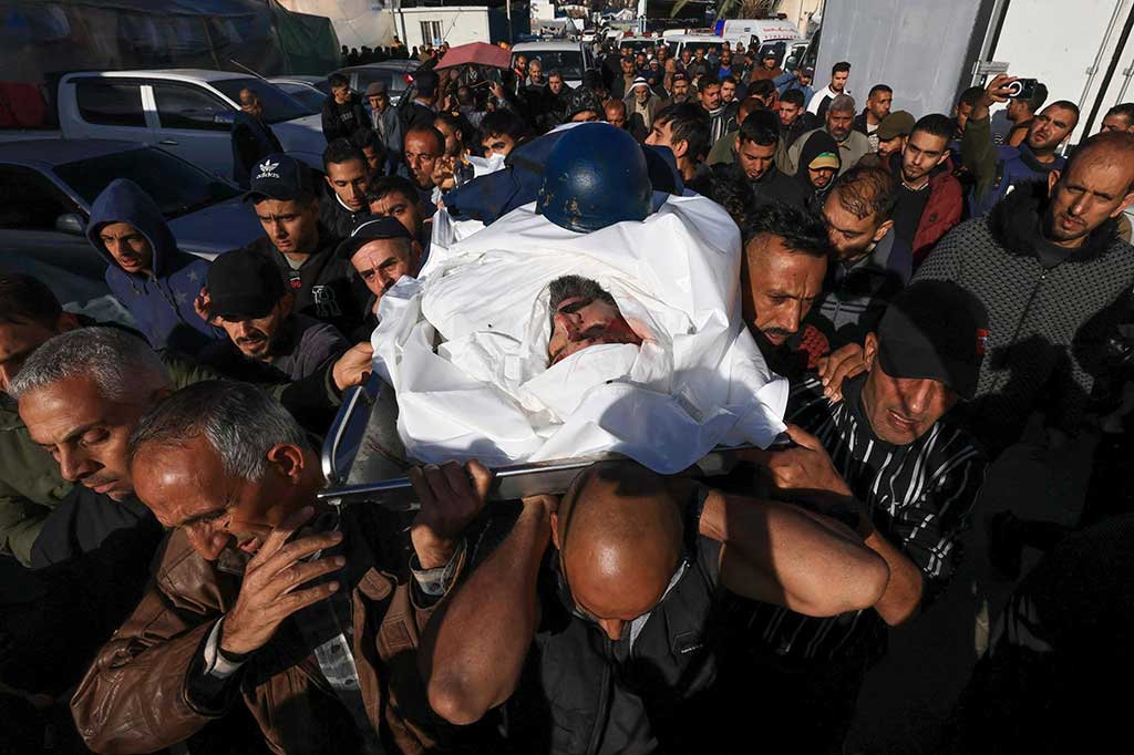 Jalanan di Gaza telah berubah menjadi kuburan terbuka karena banyak keluarga yang memilih untuk menguburkan jenazah kerabat mereka yang menjadi korban serangan udara Israel, di kuburan massal darurat yang tersebar di seluruh Jalur Gaza.