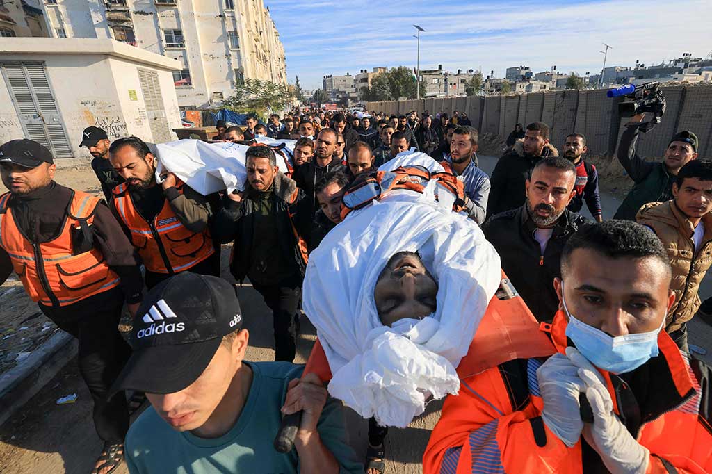 Sejumlah warga Palestina yang diwawancarai oleh Anadolu mengatakan kuburan-kuburan tersebut hanya sebagai pemakaman sementara sampai gencatan senjata kemanusiaan diumumkan atau permusuhan berhenti. Jenazah nantinya akan dipindahkan ke pemakaman resmi di kota-kota di Gaza.