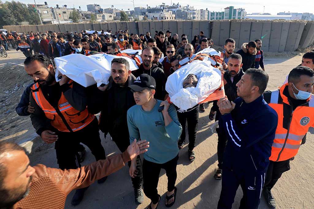 Dilansir Anadolu, Sabtu, 16 Desember 2023, akses ke pemakaman utama tertutup akibat agresi berkepanjangan memaksa penguburan dilakukan di kuburan massal darurat.