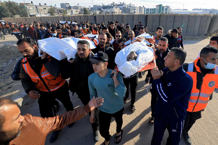 Dilansir Anadolu, Sabtu, 16 Desember 2023, akses ke pemakaman utama tertutup akibat agresi berkepanjangan memaksa penguburan dilakukan di kuburan massal darurat.