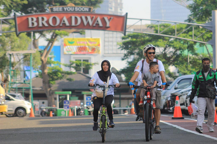 Peserta yang mencapai ratusan orang terlihat antusias. Dengan menggunakan sepeda yang disediakan United Bike, para peserta begitu terkesan dengan asrinya suasana Alam Sutera. Usai bersepeda, para peserta pun bisa langsung beristirahat di bawah rindangnya pepohonan.
