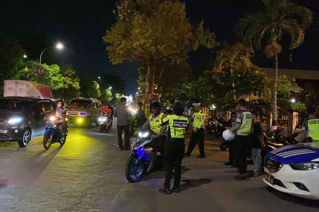 Hanya selang sehari setelah menghentikan dan merasia 182 pemotor kendaraan brong di sejumlah titik jalan di Kota Solo, Tim Sparta Polresta Surakarta mengamankan 8 unit mobil dan 5 warga yang bawa miras di Jalan Gatsu Serengan kota Surakarta.
