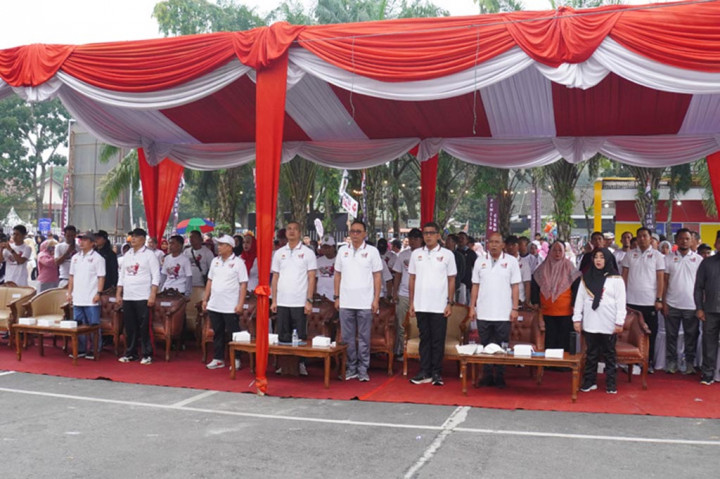 Jalan sehat yang dimulai dari halaman Kantor KPU Riau tersebut dihadiri oleh Forkopimda, Instansi terkait, Bawaslu, KPU Kabupaten/Kota, Pimpinan Partai Politik, Calon Anggota DPD RI Dapil Provinsi Riau, Badan Adhoc Pemilu PPK, PPS, dan Panwascam, Perwakilan Ormas, Pemilih Pemula dari Universitas dan SLTA.