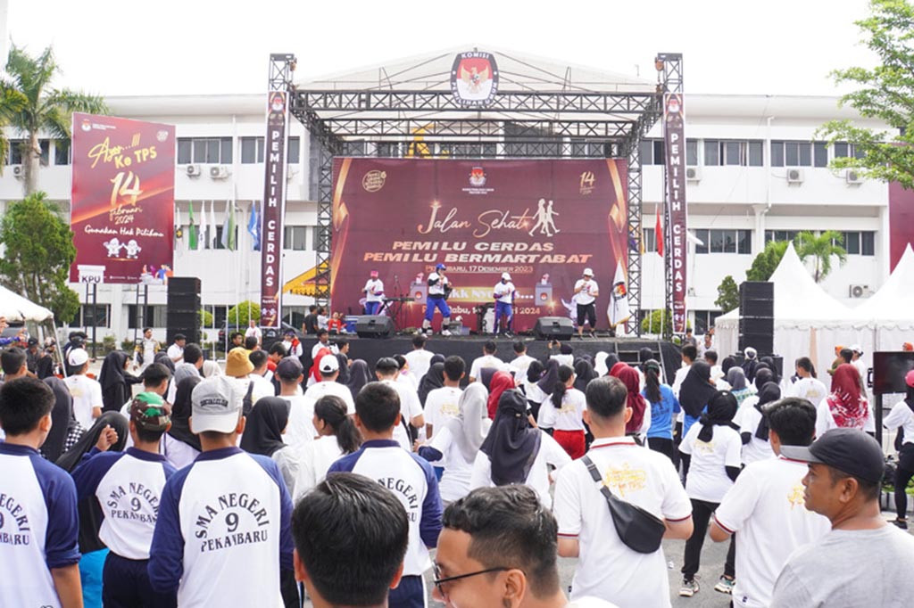 Hal itu disampaikan Anggota KPU Riau Divisi Hukum dan Pengawasan Firdaus mewakili Ketua KPU Riau pada kegiatan jalan sehat dengan tema Pemilih Cerdas Pemilu Berkualitas.