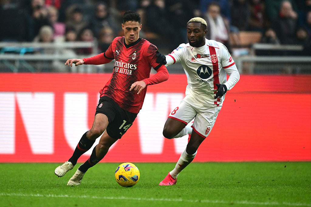 AC Milan memanfaatkan dengan baik statusnya sebagai tuan rumah ketika menghadapi Monza pada giornata ke-16 liga Italia Serie A 2023/2024, Minggu, 17 Desember 2023 malam WIB. Sebab kala itu, mereka mampu menang telak dengan skor tiga gol tanpa balas.