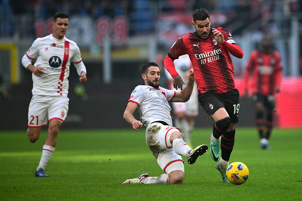 Di sisi lain, Rossoneri tampil efektif memulai laga dengan membuka keunggulan melalui  gol Tijani Reijnders ketika laga baru bergulir tiga menit. Setelah itu, terdapat gol Jan Carlo Simic pada menit ke-41 yang membuat Milan unggul 2-0 saat turun minum.