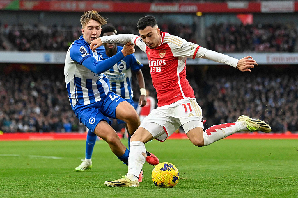 Arsenal naik ke peringkat pertama klasemen sementara Liga Inggris setelah mengalahkan Brighton dengan skor 2-0 pada pekan ke-17 di Stadion Emirates, London, Minggu, 17 Desember 2023.