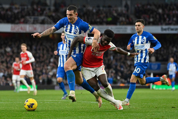 Arsenal mengambil inisiatif menyerang terlebih dahulu pada pertandingan ini dan sempat memberikan ancaman lewat tendangan Bukayo Saka yang masih dapat diselamatkan kiper Brighton Bart Verbruggen.