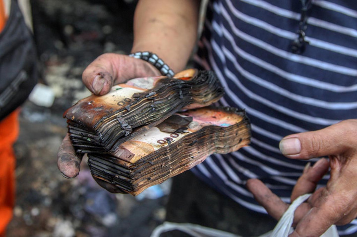 Sementara itu, Asep salah satu warga yang tempat tinggalnya musnah, mengetahui peristiwa nahas itu setelah mendapat telepon dari anaknya. Ia pun bergegas pulang setelah mendapat kabar tersebut.