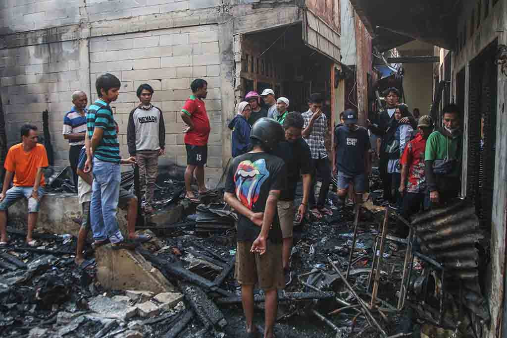 Suku Dinas Penanggulangan Kebakaran dan Penyelamatan (Sudin Gulkarmat) Jakarta Pusat menerjunkan 14 unit mobil pemadam untuk menangani kebakaran di permukiman padat wilayah Kwitang, Jakarta Pusat, Senin, 18 Desember 2023 pagi.