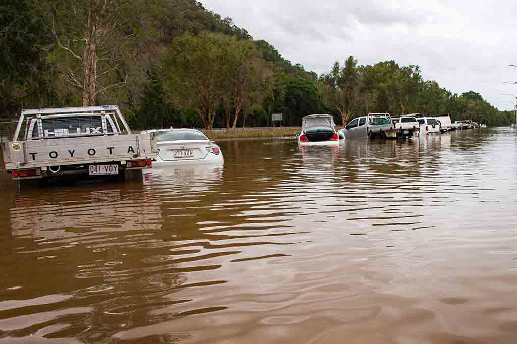 Tim penyelamat mengevakuasi lebih dari 300 orang dalam semalam, kata polisi, dan helikopter militer dikerahkan untuk membantu daerah yang terendam banjir.