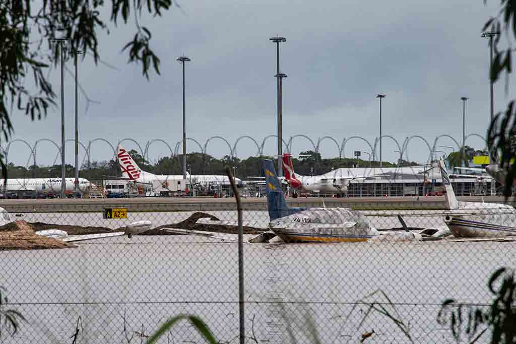 Warga yang terdampar berlindung di atap rumah sakit ketika banjir bandang melanda wilayah timur laut Australia pada hari Senin, 18 Desember 2023, dengan air yang deras memutus jalan dan mengusir buaya ke kota-kota.