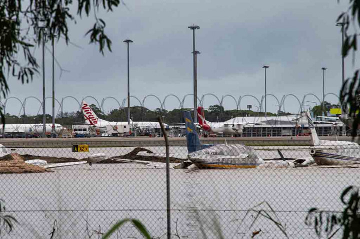 Warga yang terdampar berlindung di atap rumah sakit ketika banjir bandang melanda wilayah timur laut Australia pada hari Senin, 18 Desember 2023, dengan air yang deras memutus jalan dan mengusir buaya ke kota-kota.